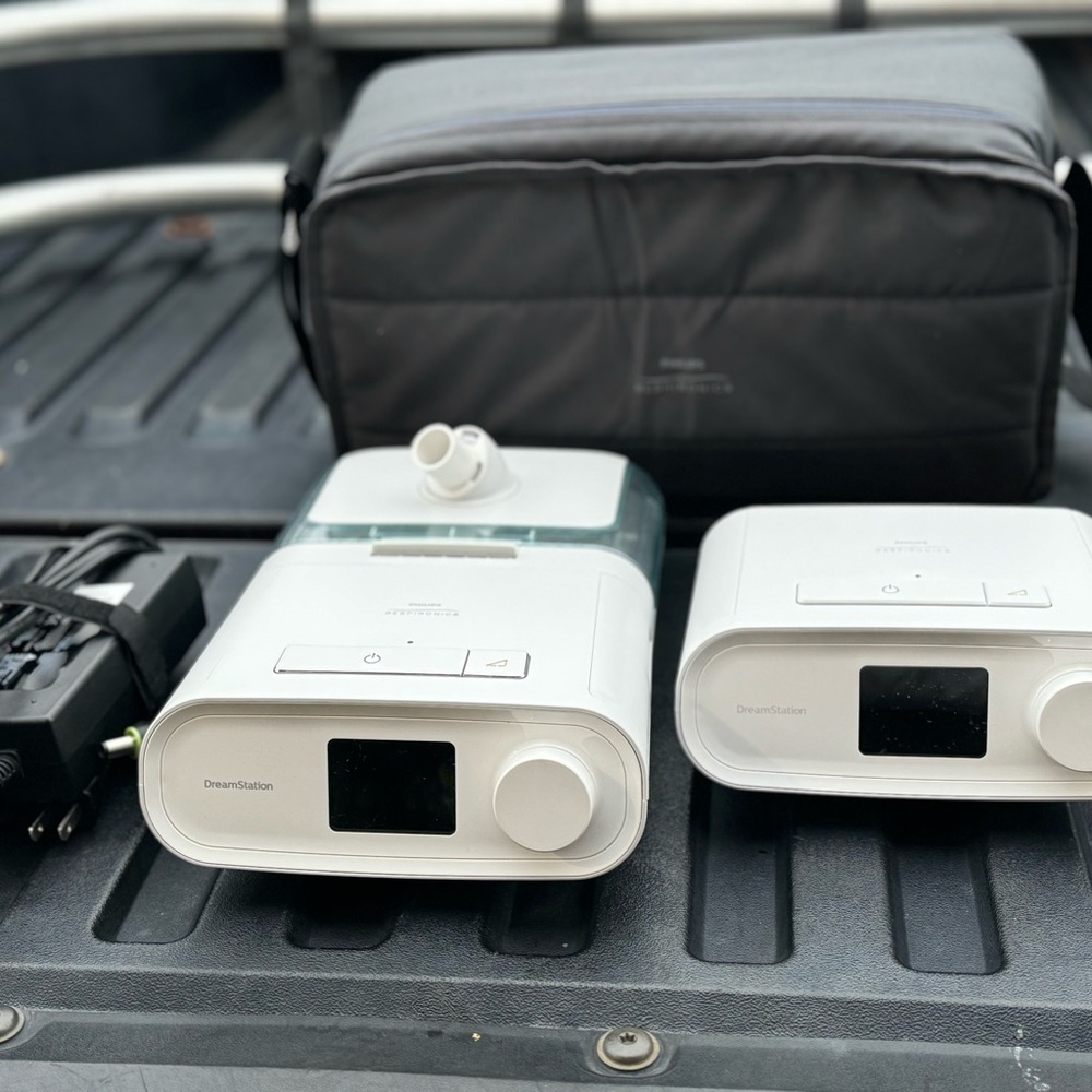 Two philips DreamStation Auto non and recertified with 1 Humidifier.